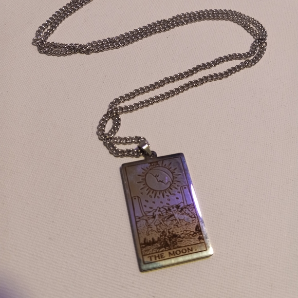 The moon tarot card necklace - Picture 6 of 8
